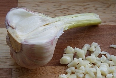 1. Этап. Салат по-милански: Чеснок измельчить ножом.