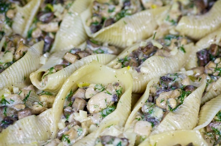 1. Этап. Ракушки с курицей и грибами: Полете пасту соусом, накройте противень фольгой и отправьте в духовку на 30 минут. Затем снимите фольгу и оставьте еще на 15 минут. Подавайте сразу к столу!