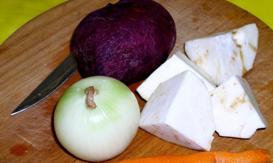 1. Этап. Северная похлебка: Овощи чистим и крупно режем.