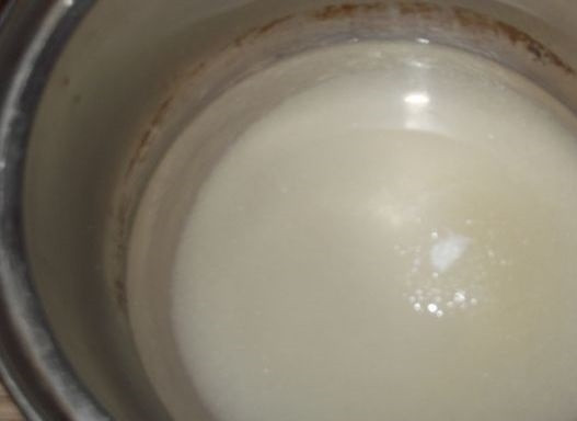 1. Этап. Заварной крем без яиц: 2. В сотейник насыпаем сахар, вливаем пол стакана воды, отправляем на огонь и подогреваем, все время помешивая до растворения крупинок сахара.