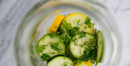 1. Этап. Цукини быстрого маринования: В банку сложить цуккини и зелень.