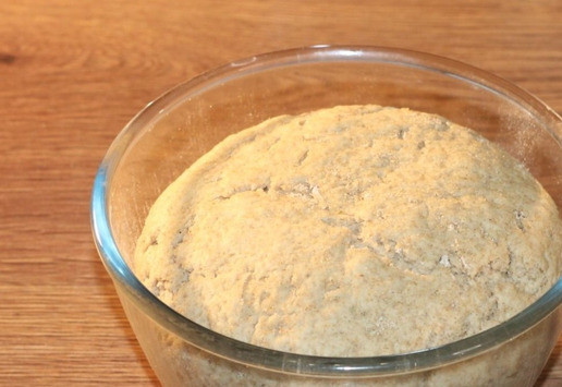 1. Этап. Домашний Курляндский хлеб: 9. После расстойки, перекладываем тесто на стол.