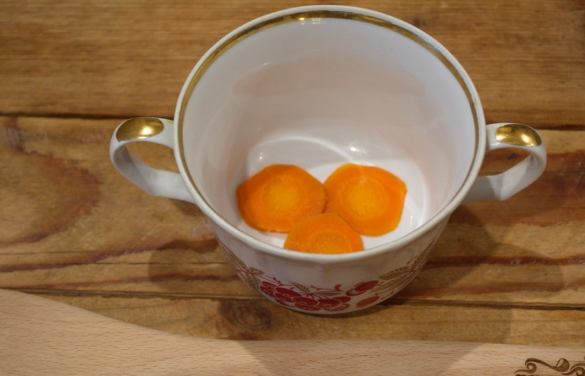 1. Этап. Холодец из индейки: 4. Формировать холодец предлагаю порционно. Для этого подойдут широкие ровные стаканы, или чашки, или вот такие супницы. На дно формы выложите пару кружочков отварной морковки.