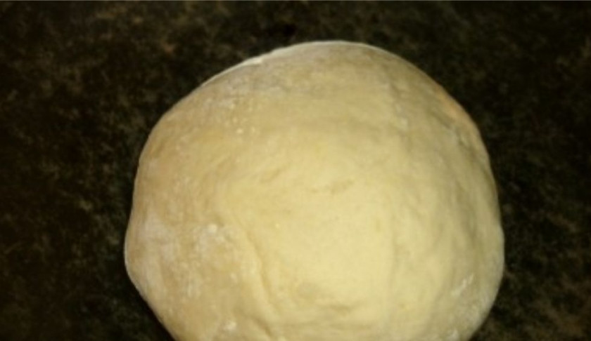 1. Этап. Галушки с фаршем: 3. Постепенно добавляя муку, замешиваем тесто для галушек.