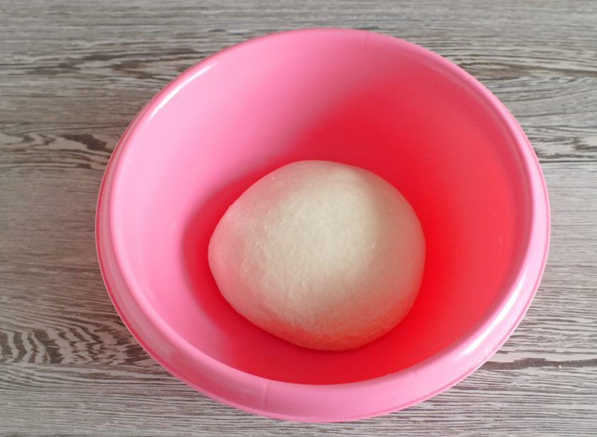 1. Этап. Городская булка: Вымешенное тесто округлите. Накройте полотенцем и оставьте в теплом месте на 1 час.