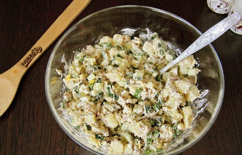 1. Этап. Салат из рыбных консервов с огурцом: Заправьте салат майонезом, добавьте соль, перец по вкусу и все хорошо перемешайте.