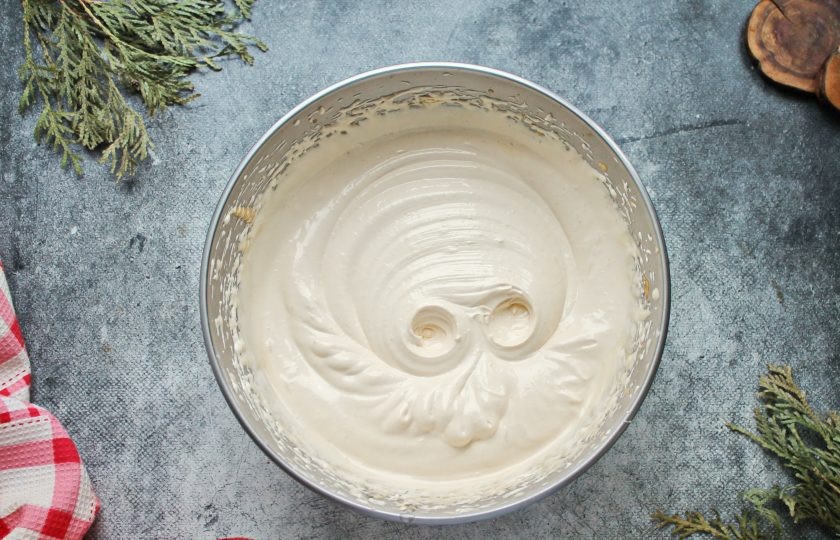 1. Этап. Зефир на альбумине: Продолжая взбивать яблочную массу, тонкой струйкой вливайте горячий сироп. Сироп не должен попадать на венчик, он просто застынет кусочками. Взбивайте массу на больших оборотах в течение двух минут. За это время масса станет практически белой, увеличится, станет теплой и будет хорошо держать пики.