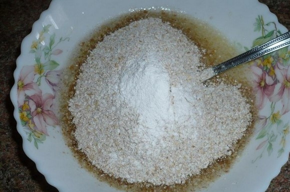 1. Этап. Выпечка из отрубей: 2. Добавляем отруби разрыхлитель и дальше взбиваем.