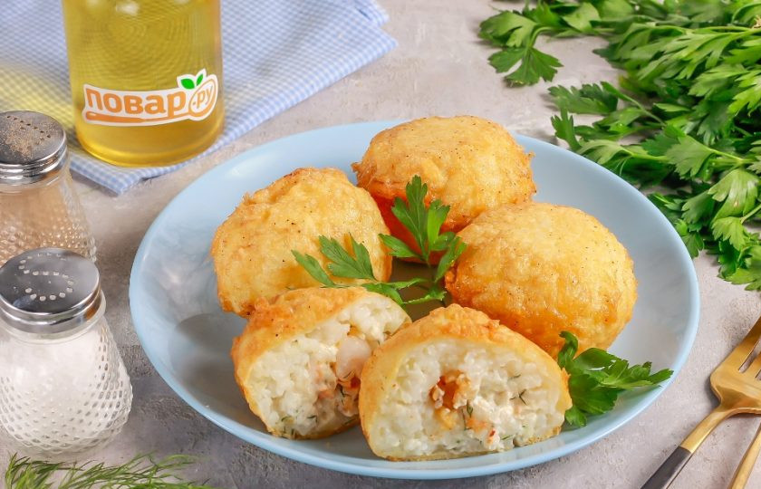 1. Этап. Рисовые шарики с креветками и творожным сыром: Выложите горячие шарики из риса на тарелку и подайте к столу, украсив свежей зеленью. Не забудьте дополнить блюдо соусом.