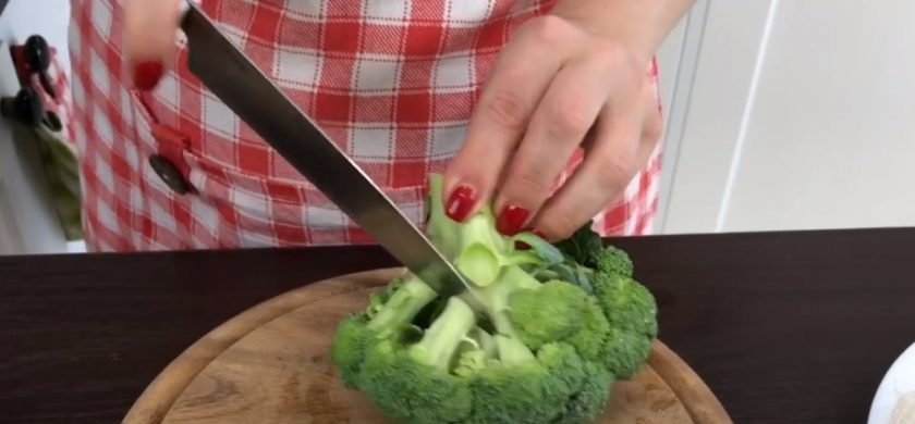 1. Этап. Лосось с рисовой лапшой за 25 минут: 1. Брокколи разделите на крупные соцветья и отправьте в деко для запекания. Сверху аккуратно выложите рисовую лапшу.