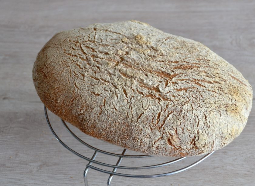 1. Этап. Хлеб Докторский: Готовый хлеб полностью остудите на решетке. Резать хлеб в это время нельзя, так как процесс формирования хлеба еще не закончен.