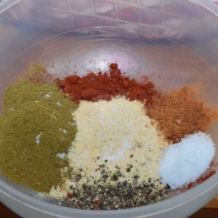 1. Stage. Baked pork with spices: Mix all the spices together, mix well.