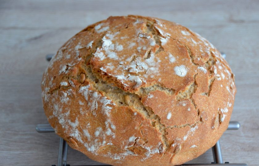 1. Этап. Голландский хлеб: Полностью остудите хлеб на решетке.