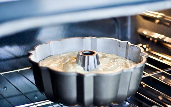 1. Этап. Ромовый кекс с глазурью: 2. Вылить тесто в подготовленную форму и выпекать в течение 1 часа.