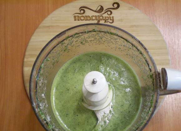 1. Этап. Зеленый коктейль с яблоком: Измельчайте до однородного состояния. Напиток готов!