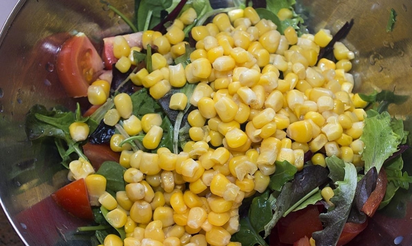 1. Этап. Овощной салат с креветками: 5. Добавляю к ним нарезанные помидоры, консервированную кукурузу.