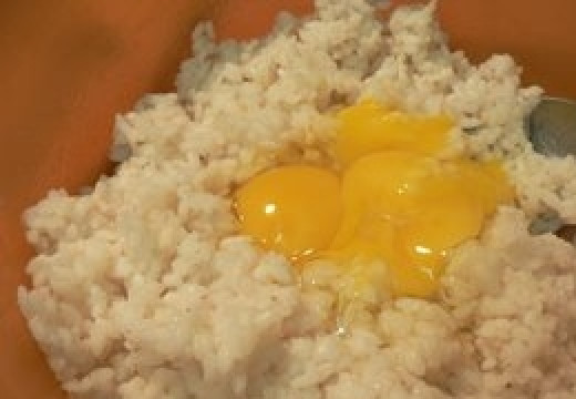 1. Этап. Запеченные тефтели: В остывший рис вбиваем яйца и тщательно размешиваем.