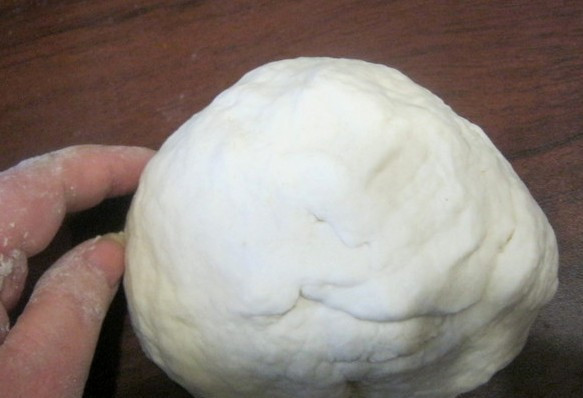 1. Этап. Шельпек: Прежде всего, нам необходимо замесить тесто, соединив все ингредиенты. Оно должно получиться густым и плотным. Затем даем тесту постоят буквально 10 минут.