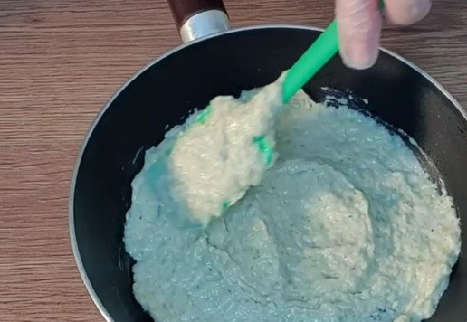 1. Этап. Капустники с индейкой: 12. Немного смазываем сковороду (ф=20 см) растительным маслом и разогреваем. После нагрева, размазываем силиконовой лопаткой тесто 2 ст. л. (с горкой) по сковороде.