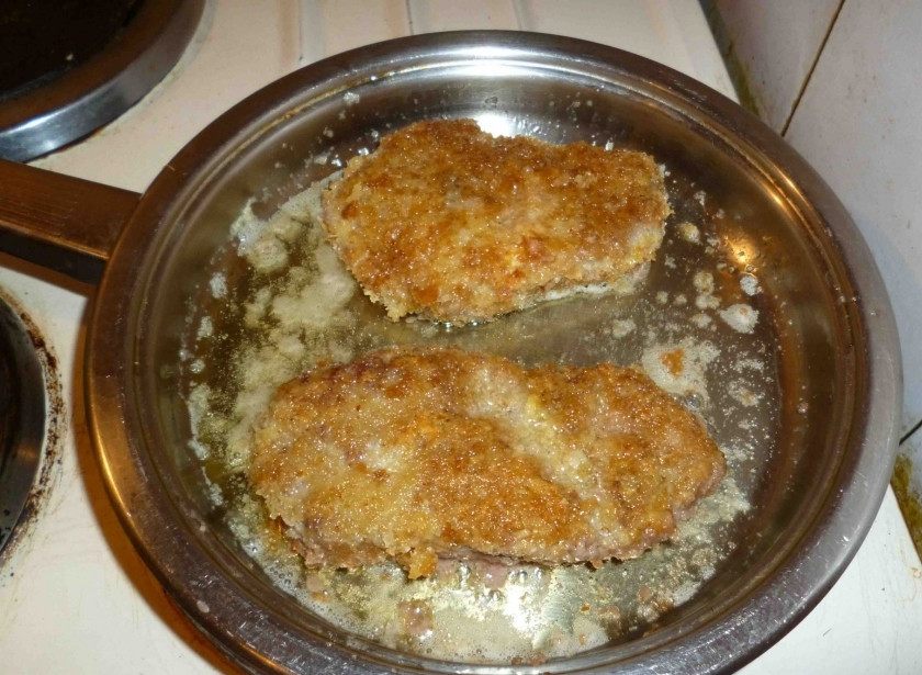 1. Этап. Немецкий шницель: Выложите немецкий шницель на сковороду с разогретым растительным маслом. Обжаривайте с обеих сторон до хрустящей корочки.