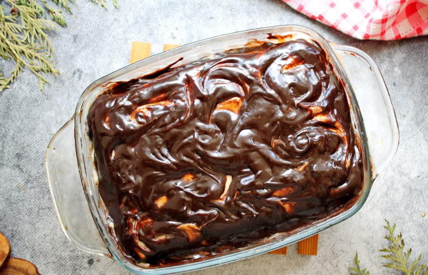 1. Этап. Шоколадно-банановый торт без выпечки за 15 минут: Залейте торт глазурью. При желании при помощи деревянной шпажки сделайте узоры. Уберите торт в холодильник на 3-4 часа для пропитки, после чего подавайте.