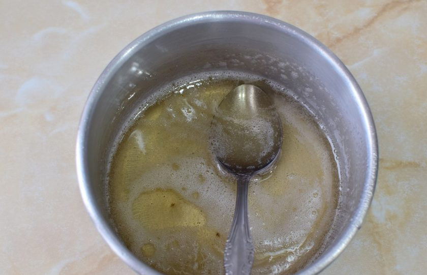 1. Этап. Варенье Пятиминутка из черной смородины: Постепенно сахар растворится и сироп станет прозрачный.