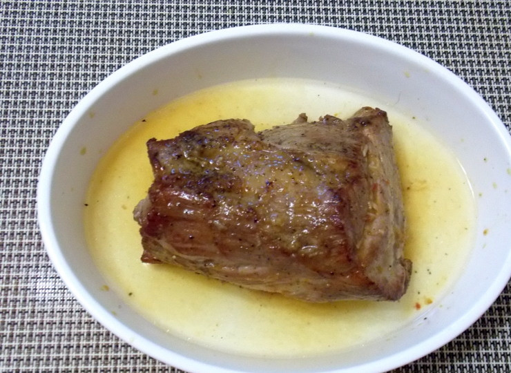 1. Этап. Свинина, запеченная в апельсиновом соусе: Смажьте апельсиновым соусом мясо и поставьте в горячую духовку, разогретую до 180 градусов. Через 20 минут снова смажьте мясо соусом. Повторяйте процесс до готовности мяса, примерно 70 минут.