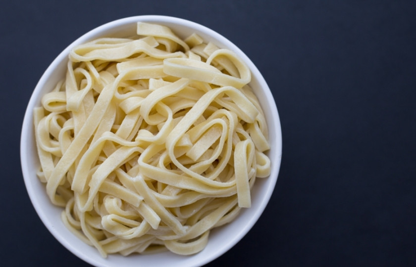 1. Этап. Курица по-тайски: Сварите лапшу.