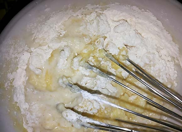 1. Этап. Блины с дырочками на молоке: 3. Отдельно просейте муку, всыпьте ее в миску к яйцам и молоку.