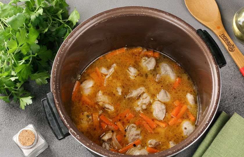 Плов из булгура с курицей в мультиварке 1. Этап. Плов из булгура с курицей в мультиварке: Добавьте специи и соль по вкусу. Влейте кипяток. Воды должно быть столько, чтобы она лишь слегка покрывала мясо. Установите режим