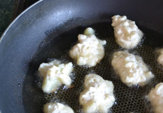 1. Этап. Цветная капуста в тесте: В разогретом масле жарим с двух сторон.