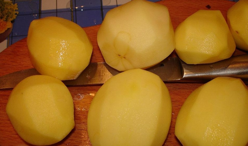 1. Этап. Бедро индейки с овощами: Картошку почистите и порежьте кубиками.