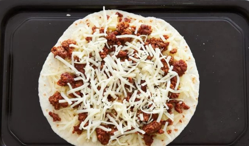 1. Этап. Пиццадилья: 4. Снова добавьте тонкий слой тертого сыра.