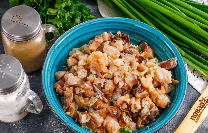 1. Этап. Паштет из копченой рыбы: Разрежьте по хребту копченую скумбрию без головы, счистите пленку и удалите косточки, благо в этой рыбе их немного. Затем срежьте с кожи мякоть и нарежьте мелкими кубиками.