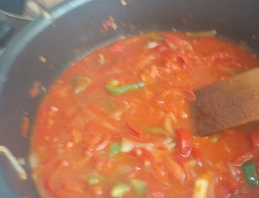 1. Этап. Тушеные куриные ножки: Теперь добавляем томатную пасту и вливаем вино. Доводим до кипения. Солим и кладем сахар по вкусу. Учтите, что что соль и сахар возьмет в себя еще голень.