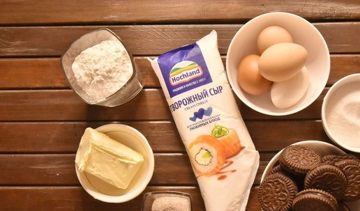 1. Этап. Чизкейк с шоколадным печеньем: Для приготовления чизкейка подготовила продукты. Так как я использую домашние яйца цвет творожного суфле будет цвета топленого молока. Все продукты заранее достаю из холодильника и оставляю при комнатной температуре. Шоколадное печенье сэндвич разъединяю и соскабливаю белую начинку. Ее можно использовать в начинке. Количество ингредиентов рассчитано для выпекания в форме диаметром 22-24 см.