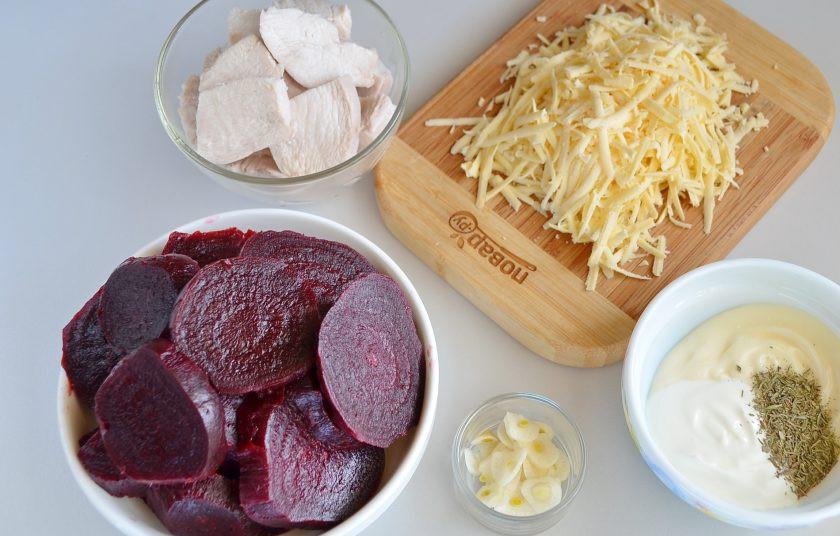 1. Этап. Свекла под сырной корочкой с майонезом: 3. Свеклу остудите и очистите, порежьте колечками, крупную свеклу — полукольцами. Куриное филе разберите на волокна или порежьте кусочками. Сыр натрите на крупной терке. Сметану и майонез смешайте со специями или ароматными травами. Чеснок пропустите через пресс или порежьте слайсами.
