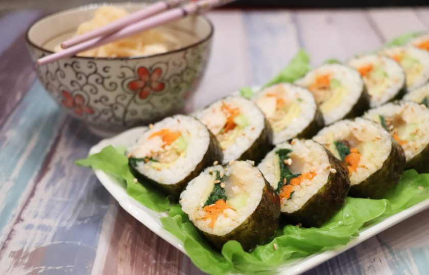 1. Этап. Кимбап: Кимбап нарежьте на кусочки толщиной 1,5 см и посыпьте их обжаренным кунжутом. Обычно кимбап не подают с соевым соусом, в отличие от японских роллов, так как начинка благодаря квашенным овощам получается сочной, соленой и острой. Приятного аппетита!