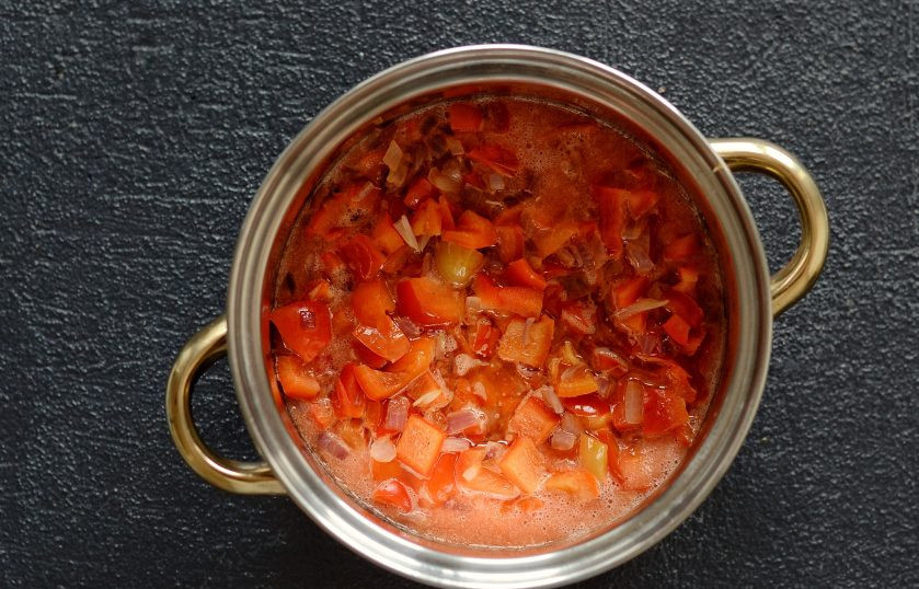 1. Этап. Соус лечо: В кастрюлю влейте томатный соус, добавьте лук с болгарским перцем, соль, сахар и все специи. Варите соус на среднем огне 30 минут.