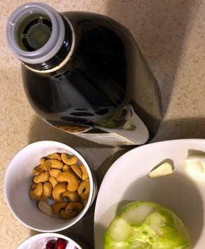 1. Этап. Кольраби с кешью и клюквой: 1. Моем и чистим кольраби. 2. Моем и чистим лук и чеснок.