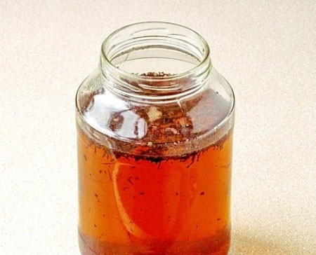 1. Stage. Cognac at home: Pour vodka into a clean jar, add sugar syrup, tea, cloves, oak bark, cover, shake well and leave to infuse in a dark place for 1 week.