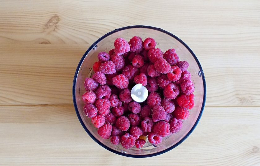 1. Этап. Малиновый кули: Переложите чистую, сухую малину в чашу блендера.