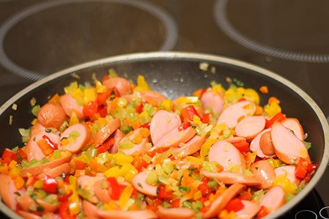 1. Этап. Спагетти с сосиской и соусом: 9. Выложить сосиски на сковороду, все хорошо перемешать. Можно обжарить их всего пару минут или дать им постоять подольше при желании. Рецепт приготовления спагетти с сосиской и соусом - это импровизация.