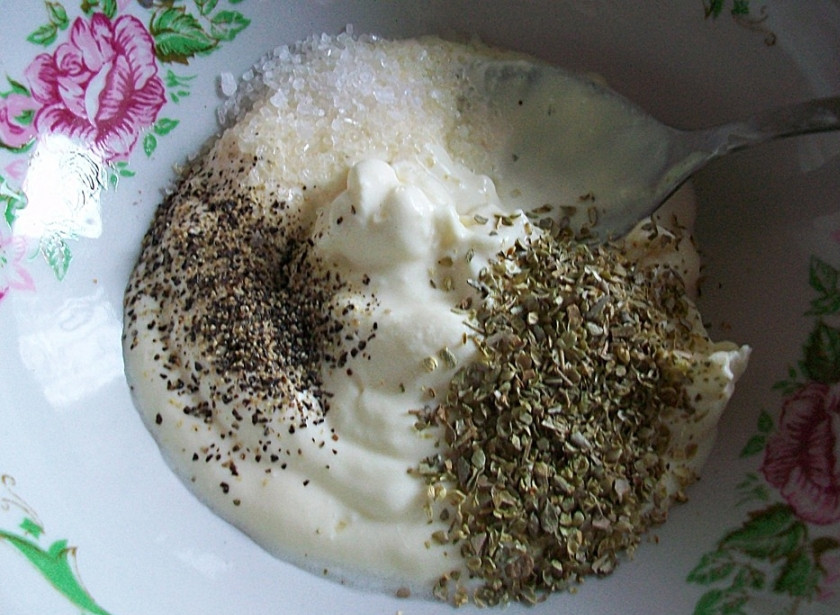 1. Этап. Соус для курицы из майонеза: Смешиваем майонез,специи и зелень. При желании всегда можно добавить и другие специи. Если захотите, смешайте в блендере.