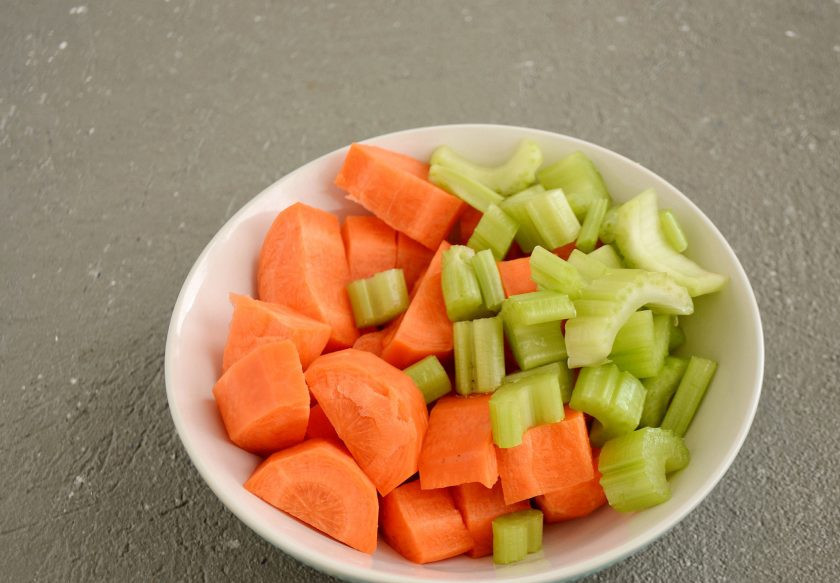 1. Этап. Сок из сельдерея и моркови: Морковь очистите от кожуры, нарежьте вместе с сельдереем на крупные ломтики.