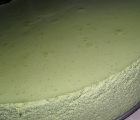 1. Этап. Торт Улыбка Шрека: 6. Теперь поверх уже остывшего коржа выливаем эту смесь, остудим и отправим в холодильник до полного застывания.