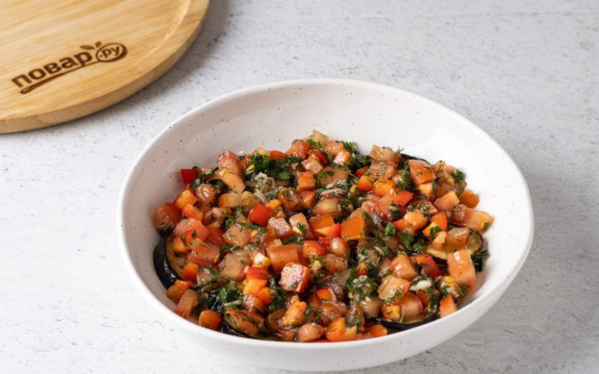 1. Этап. Холодная закуска из баклажанов с помидорами и чесноком: Сверху выложите овощную смесь с зеленью и чесноком. Чередуйте слои, пока не закончатся ингредиенты. Уберите в холодильник на 30-40 минут, чтобы закуска настоялась.