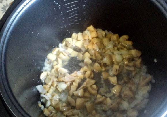 1. Этап. Картофель с сосисками в мультиварке: Шампиньоны нарезаем на небольшие кусочки и отправляем их в чашу к луку, жарим все, помешивая, еще 4-5 минут.
