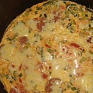 1. Этап. Омлет в мультиварке: После звукового сигнала об окончании программы, откройте крышку и посыпьте омлет тертым сыром. Закройте крышку на пару минут, чтобы сыр растаял. Вуа-ля! Омлет в мультиварке готов!