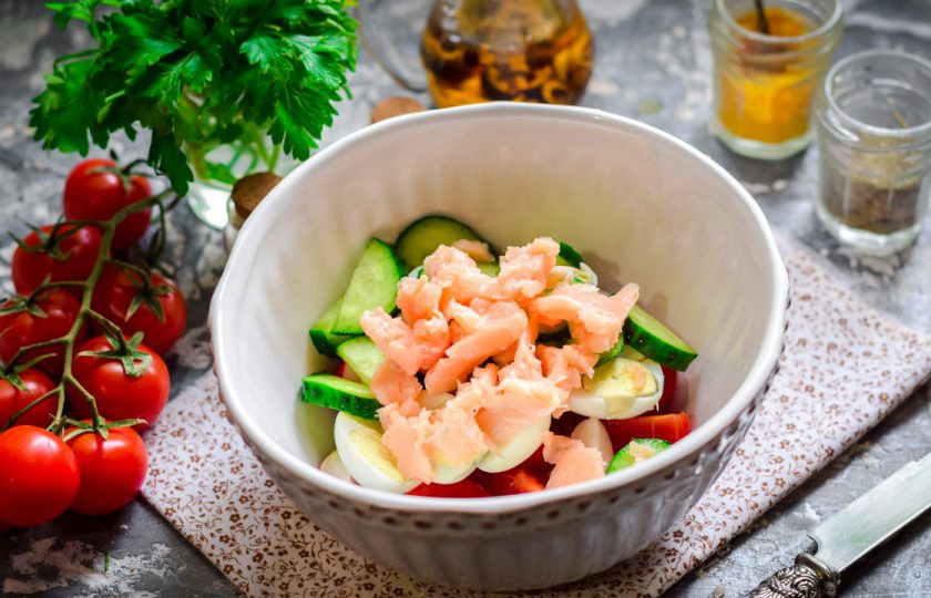 1. Этап. Салат с семгой и перепелиными яйцами: Нарежьте красную рыбу небольшими кусочками и добавьте в салат.